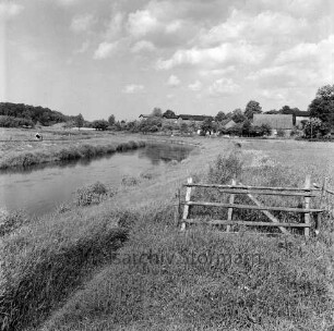 Trave: Blick ins Travetal: im Hintergrund Sehmsdorf: vorn rechts Gatter