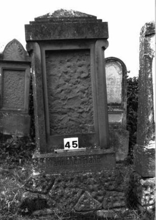 Grabstein 45 (Index: 99891830) Material: Sandstein Zustand: Inschrifttafel zerstört Maße HxBxT: 171x75x45 cm Beschreibung: rechteckige Stele auf Sockel, getreppter Giebel: Grabstein 45