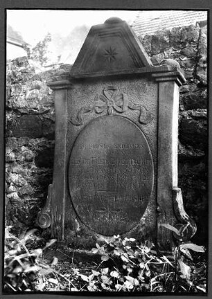 alter Friedhof. Grabstein des gräfl. leining. Amtmannes Georg Friedrich Christian Haffner, 1812