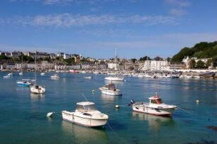 Frankreich. Bretagne. Finistere. Audierne. Blick auf Hafen und Altstadt