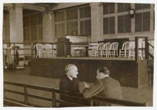 Reverend Carl E. Gallmann und Dr. Franz Hoellering im Gespräch auf Ellis Island, New York. links: Carl E. Gallmann, rechts: Dr. Franz Hoellering
