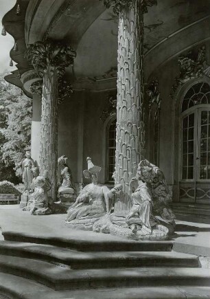 Potsdam, Park Sanssouci. Chinesisches Teehaus (1754-1756; J. G. Büring). S-Vorhalle mit Hornbläser und Gruppe Ananas essender Chinesen (1755/1756; G. Heymüller) sowie Gruppe der Melonenesser (1755/1756; J. P. Benkert) unter Palmbäumen (1755/1756; M. Kambly, M. Müller)