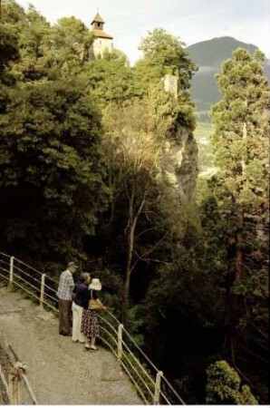 Meran: Gilfpromenade mit Aussichtsturm