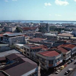 Blick vom Diamond Tower, Cebu City : Philippinen, Visayas, Cebu. Blick vom Diamond Tower über Basilika del Santo Nino und Hafen, 5. Januar 1982