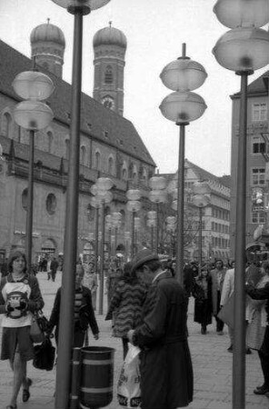 München: Kaufingerstraße, neue Lampen, mit Türmen der Frauenkirche