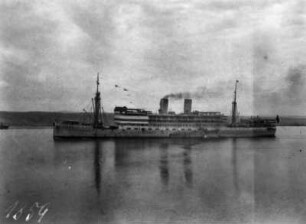 Ein Schiff : Ein Schiff mit zwei Masten in ruhigem Gewässer