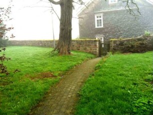 Dagobertshausen-Evangelische Kirche - Kirchhof im Osten mit Kirchhofmauer in übersichtlichem Verlauf