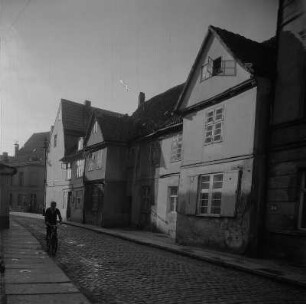 Stralsund. Blick entlang einer Straße mit Wohnhäusern