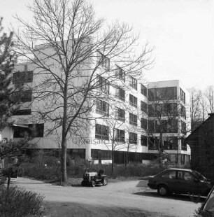 Krankenhäuser: Krankenhaus Reinbek St. Adolf-Stift: Hamburger Straße: Mittelbau: vorn links Baum und Rasenmäher: vorn rechts Pkw: dahinter Baum
