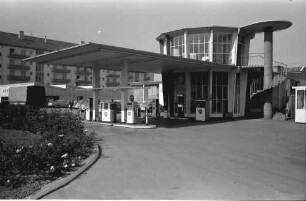 Freiburg: Tankstelle mit Café im Rundbau