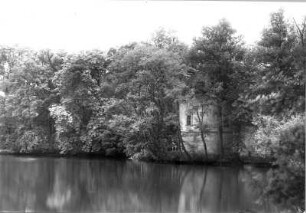 Schloß Hermsdorf bei Dresden (um 1570, Umbau M. 17. Jh. und 1729/1732; G. Bähr; 1758 Aufstockung Ecktürme; Parkanlagen um 1730 und 1764). Bastionsturm über den Schloßteich. Fotografie von U. Richter, um 1925