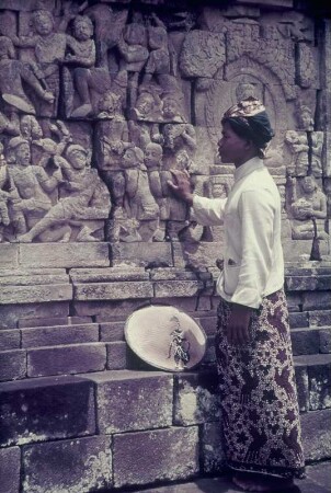 Tempelanlage Borobudur : Reisefotos Indonesien. Java. Tempelanlage Borobudur (750/850). Relief am Terrassengang. Ansicht mit einheimischer Frau