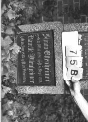 Grabstein 75 (Index: 100108921) Material: polierter Granit auf Granit Zustand: sehr gut Maße HxBxT: 174x46x11 cm Beschreibung: Obelisk, Sockel, Schriftfelder eingetieft, Schrifttafeln eingesetzt Besonderheit: Doppelgrab für Eheleute: Grabstein 75B