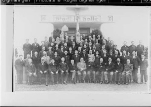 Sigmaringer Gesangsverein Frohsinn vor der Sigmaringer Stadthalle; 2. Reihe 1. von links: Friseur Wolf 2. Reihe 10. von links: Maler Wolf 2. Reihe 11. von links: Schuhmacher Mogg 3. Reihe 8. von links: Friseur Schatz