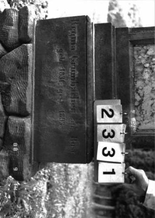 Grabstein 2331 (Index: 100097493) Maße HxBxT: 193x54x22 cm: Grabstein 2331 (Detailaufnahme)