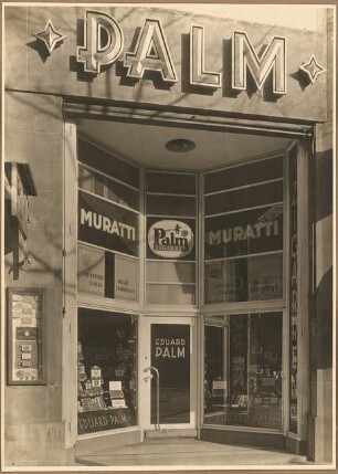 Zigarrenladen Eduard Palm, Berlin. Inneneinrichtung: Aussenaufnahme Schaufenster mit Eingangstür zum Laden und großem Werbeschild "Palm"