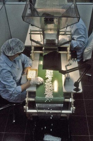 ASTA-Werke, pharmazeutische Produktion, in Halle-Künsebeck, 1984. Hier: Kontrollsichtung fertiger Dragees