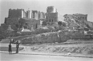 Athen. Akropolis (450ante). Propyläen mit dem Tempel der Göttin Nike