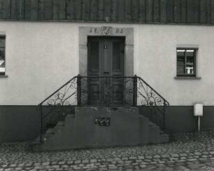 Neusalza-Spremberg, Zittauer Straße 2. Wohnhaus (1801). Haustür mit Treppenaufgang