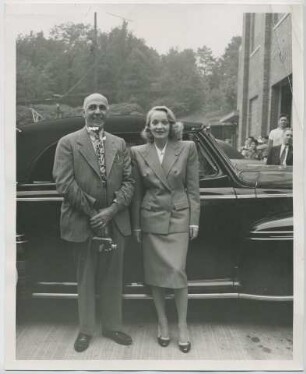 Unternehmensgründer Ralph Heintz begrüßt Marlene Dietrich bei "Jack & Heintz", War Bond Selling Tour (Cleveland, Ohio, Juni 1942) (Archivtitel)