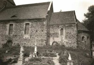 Heideblick-Riedebeck. Kirche (1192/1204). Teilansicht mit Langhaus, Chorraum und Apsis von Süden