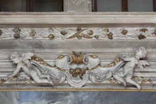 Der Raub der Sabinerinnen — Stuckrahmen mit Putti, Fruchtgehänge und Lorbeerranken