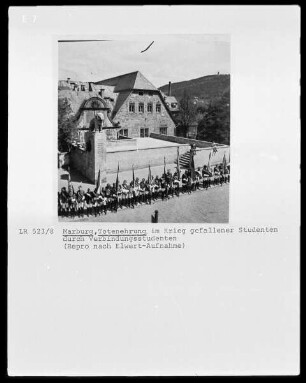 Marburg, Herrenmühle, Ehrung der im Krieg gefallenen Studenten durch Verbindungsstudenten