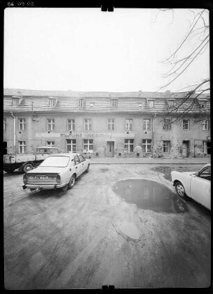 Luckau, Kirchplatz 1/4. Ehem. Alte Schule (Stadtschule, Baubeginn 15. Jh., Umbau 1726). Straßenfront (Teilansicht