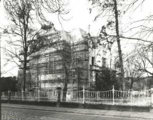Dresden-Blasewitz, Goetheallee 55. Villa Weigang (1893-1895; M. G. Poscharsky). Straßenansicht mit Einfriedung