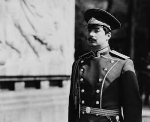 Angehöriger der sowjetischen Armee am "Tag der Befreiung" am Sowjetischen Ehrenmal