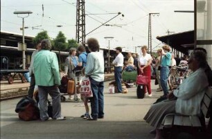 Freiburg: wartende Reisende auf Bahnsteig 1