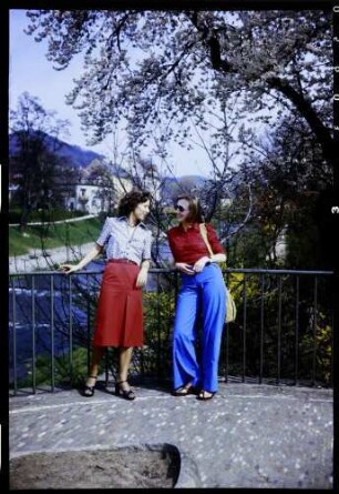 Freiburg: zwei Mädchen am Blütenbaum an der Kaiserbrücke