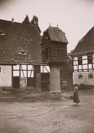 Taubenhaus : Röda, Taubenhaus im Hof eines Gutshofes