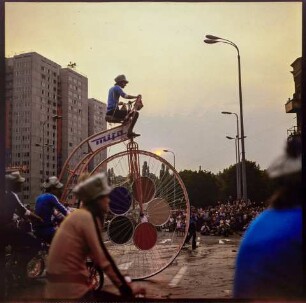 X. Weltfestspiele der Jugend und Studenten in Ostberlin 1973, Bild 15-B: Riesenfahrrad beim "Karneval der Weltjugend". Farbfoto, 02.08.1973 © Kurt Schwarz.