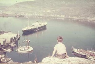 Reisefotos Norwegen. Hammerfest. Ortsansicht mit kleinem Jungen. Blick zum Passagierschiff "Patria" (1938) der Hamburg-Amerikanische Packetfahrt-Actiengesellschaft (HAPAG)