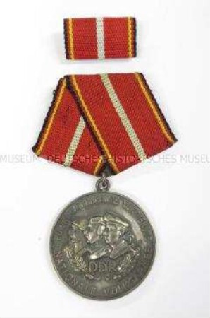 Verdienstmedaille der Nationalen Volksarmee in Silber, mit Interimsspange und Etui