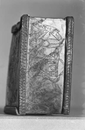 Kästchen mit Salvator Mundi, Gnadenstuhl und Wappen — Rigaer Stadtwappen mit zwei Engeln