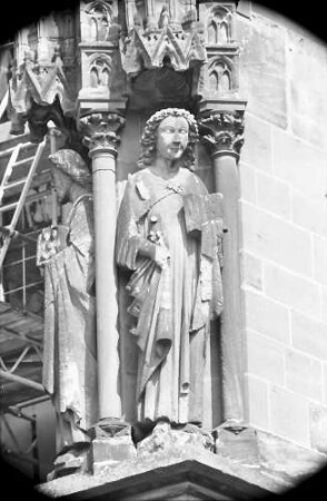 Freiburg: Figuren an den Strebepfeilern des Langhauses, Südseite