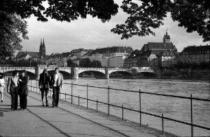Basel: Mittlere Rheinbrücke von der Rheinpromenade
