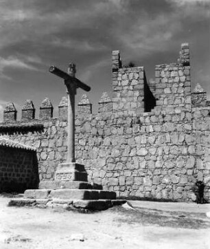 Avila. Stadtbefestigung (1090-1099; Cassandro, Florin de Pituenga). Mauerstück mit Steinkreuz auf der inneren Südseite