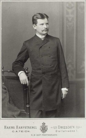 Porträt Erwin Bienert (1859-1930). Fotografie (Cabinet, Albuminpapier auf Karton mit Atelieraufdruck recto und verso; 16,8 x 10,8 cm) von H. Hanfstaengl, C. A. Teich. Dresden, vor 1888