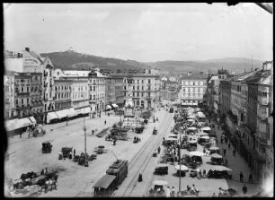 Österreich, Linz. Hauptplatz mit Dreifaltigkeitssäule. Im Hintergrund die Pöstlingbergkirche