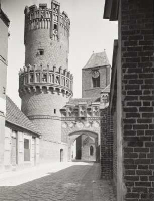 Tangermünde, Neustädter Tor, Feldseite gegen den Turm der Nikolaikirche