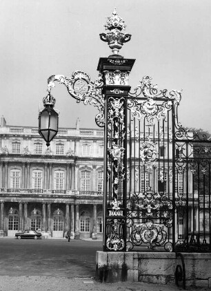 Nancy, Place de la Carrière. Eingang zum Palais du Gouverneur. Gittertor mit Laterne