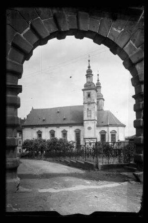 Blick durch Portal (Torbogen) auf Klosterkirche Triefenstein