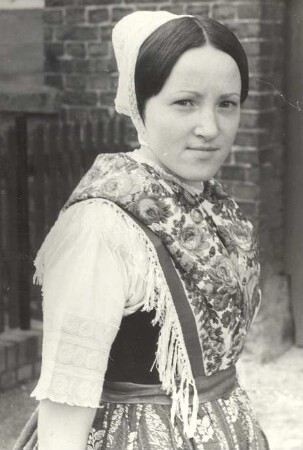 Hoyerswerdaer Tracht aus Seidewinkel : Kleidung - Hoyerswerdaer Tracht. Ort: Židźino /Seidewinkel. Tracht aus Seidewinkel, Mai 1970. Die große Sonntagstracht (Tanz zur Fastnacht).