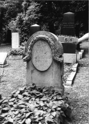 Grabstein 51 (Index: 99618165) Maße HxBxT: 147x69x27 cm Symbolik: Verzierung: Grabstein 51