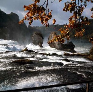 Rheinfall von Schaffhausen : Schäumendes Wasser am Rheinfall bei Schaffhausen