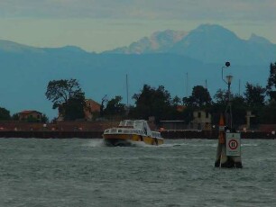 Lagune von Venedig - Berge hinter Murano : Bei besonderer Wetterlage sind hinter der Insel Murano in der Lagune von Venedig die Berge der Alpen zu sehen. Aufgenommen am 9. August 2011