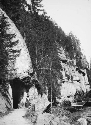 Sächsische Schweiz. Edmundsklamm. Im Hintergrund Anna Herrmann (Ehefrau des Fotografen)